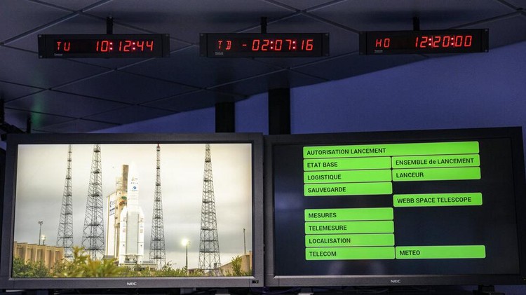 NASA Siap Ungkap Rahasia Alam Semesta dengan Teleskop James Webb Monitor menunjukkan status saat ini menjelang peluncuran roket Arianespace Ariane 5 yang membawa Teleskop Luar Angkasa James Webb NASA, Sabtu, 25 Desember 2021, di Jupiter Center di Guiana Space Center di Kourou, Guyana Prancis. Teleskop ruang angkasa terbesar dan terkuat di dunia telah meluncurkan misi berisiko tinggi untuk melihat cahaya dari bintang dan galaksi pertama. Teleskop Luar Angkasa James Webb NASA meroket Sabtu dari Guyana Prancis di Amerika Selatan. (NASA/Bill Ingalls/NASA melalui AP)