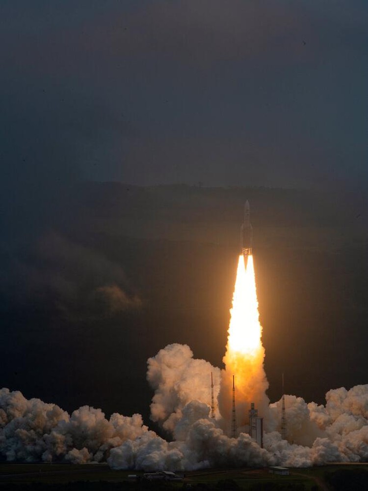 Roket Arianespace Ariane 5 dengan Teleskop Luar Angkasa James Webb NASA di dalamnya, lepas landas Sabtu, 25 Desember 2021, di Pelabuhan Antariksa Eropa, Pusat Antariksa Guiana di Kourou, Guyana Prancis. Teleskop ruang angkasa terbesar dan terkuat di dunia telah meluncurkan misi berisiko tinggi untuk melihat cahaya dari bintang dan galaksi pertama. Teleskop Luar Angkasa James Webb NASA meroket Sabtu dari Guyana Prancis di Amerika Selatan. (ESA-Stephane Corvaja via AP)