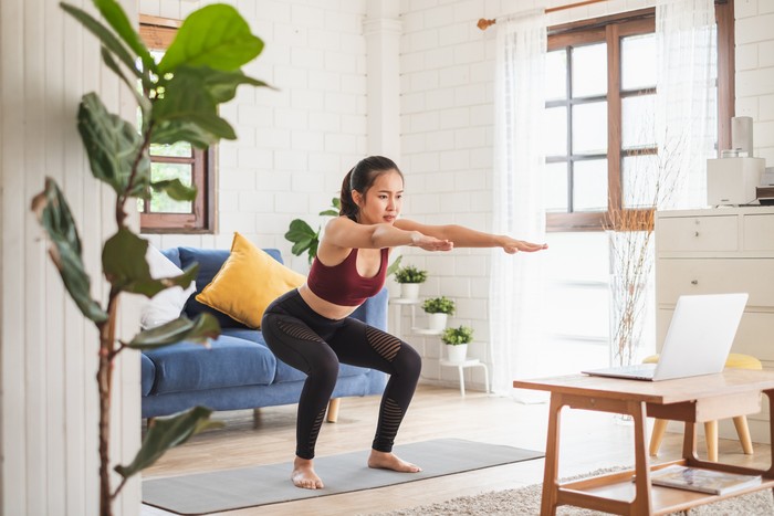olahraga di rumah Young Asian healthy woman workout at home, exercise, fit, doing yoga, home fitness concept