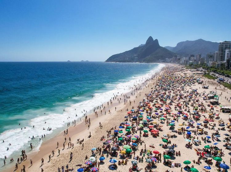 Pantai di Brasil Ramai Meski Varian Omicron Tengah Mengintai