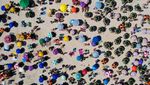 Pantai di Brasil Ramai Meski Varian Omicron Tengah Mengintai