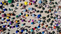 Pantai-pantai Brasil ramai dengan datangnya musim panas.