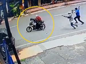 Kakek di Makassar Dirampok di Halaman Parkir Bank, Aksi Terekam CCTV