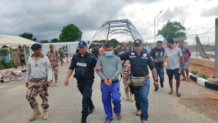Petugas mendeportasi warga Timor Leste Vicente Feerer Hornai Soares yang diduga masuk dalam DPO kasus pemerkosaan dan pembunuhan. (Foto: ANTARA/HO-Kantor Imigrasi Kelas I TPI Kupang)