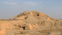 Ziggurat Ur adalah piramida berundak di kota metropolitan kuno Sumeria sekitar abad ke-21 SM. Piramida ini berupa menara bata lumpur yang berbentuk kerucut, memiliki 100 tangga, dan kuil dewa bulan Nanna di puncaknya.Semula, Ziggurat Ur dibangun oleh Raja Ur-Nammu dan putranya Shulgi setinggi 30 meter, panjang 64 meter, dan lebar 45 meter. Pada abad ke-6, Raja Babilonia Nabonidus memperbaiki teras dan fondasinya. (Foto: Wikimedia Commons)