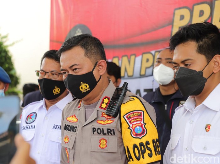 Polisi Kediri membongkar praktik pembuatan pil LL atau pil koplo. Tempat itu memproduksi 8 ribu butir pil koplo dalam satu hari.