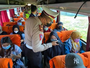 Polisi Jombang Sisir Penumpang Bus yang Belum Divaksin COVID-19