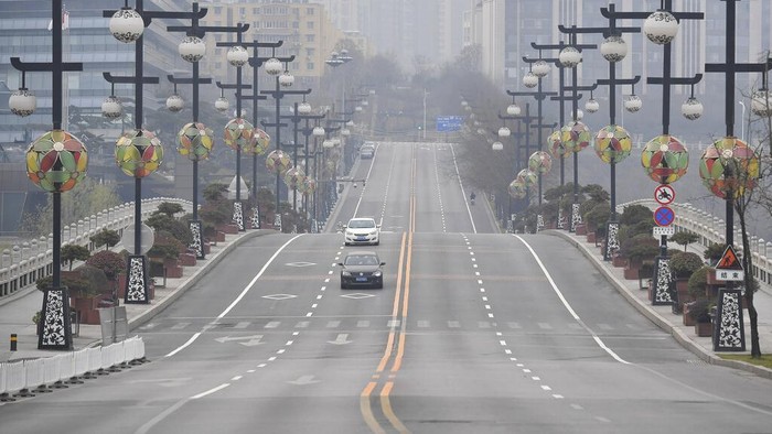 Potret Kota Xi'an yang Lockdown Ketat Usai COVID-19 'Pulang Kampung' Kota Xi'an di China dilokcdown ketat imbas lonjakan kasus COVID-19. Jutaan penduduk kota itu pun tak diziinkan bepergian tanpa alasan yang jelas.