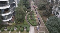 Sementara itu, belum diketahui pasti sampai kapan lockdown ketat itu akan diberlakukan di kota Xian. Seperti diketahui, setelah sempat mengatasi lonjakan kasus COVID-19 usai virus tersebut pertama kali diidentifikasi di Wuhan, China kembali melaporkan kenaikan harian tertinggi kasus COVID-19 lokal dalam 21 bulan. Rekor kasus ini dipicu transmisi lokal yang parah di kota Xian. (Shao Rui/Xinhua via AP).