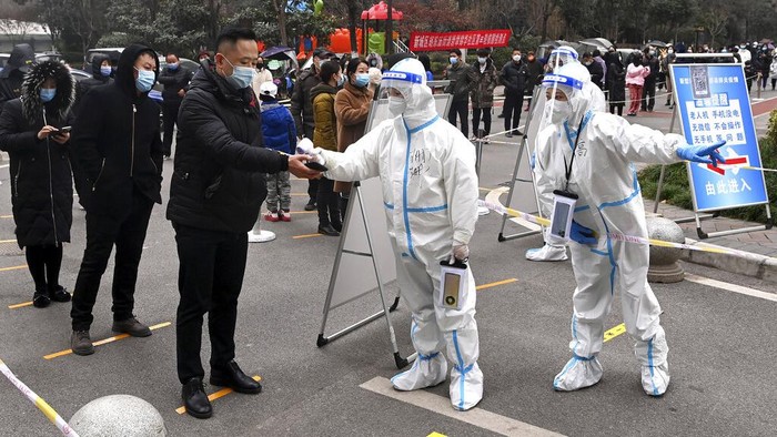 Potret Kota Xi'an yang Lockdown Ketat Usai COVID-19 'Pulang Kampung' Kota Xi'an di China dilokcdown ketat imbas lonjakan kasus COVID-19. Jutaan penduduk kota itu pun tak diziinkan bepergian tanpa alasan yang jelas.