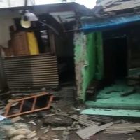 Angin Kencang Terbangkan Atap Rumah Warga Di Pesisir Kenjeran Surabaya