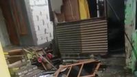 Angin Kencang Terbangkan Atap Rumah Warga Di Pesisir Kenjeran Surabaya