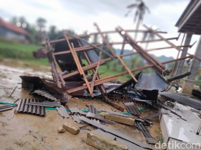 Ada angin puting beliung saat hujan deras mengguyur Desa Montorna, Kecamatan Pasongsongan, Sumenep. Enam rumah warga rusak.