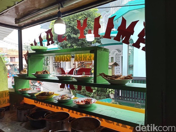 Rumah Makan Padang kurangi bumbu imbas harga cabai meroket.