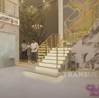 Punya kekayaan melimpah, rumah Crazy Rich Surabaya ini berlapis emas hingga dihiasi kristal Swarovski. Ini potret rumah bling-bling Aswin Yanuar. Berlokasi di sebuah kawasan elit Surabaya, rumah dua lantai ini memiliki luas hingga 1.000 meter persegi. Dinding serta pintu dihiasi ratusan kristal Swarovski warna-warni. Aswin Yanuar mengungkap kalau dia memiliki 135 sertifikat keaslian kristal Swarovski yan digunakan untuk mempercantik rumahnya. (Foto: YouTube TRANS TV OFFICIAL)