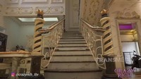Pemilik Maswindo itu diketahui tinggal di sebuah rumah seluas 1.000 meter persegi dengan 2 lantai yang cat rumahnya dilapisi dengan emas dan kristas swarovski asli sebagai ornamen.