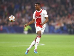 Gelandang tengah Ajax, Ryan Gravenberch juga jadi incaran. Real Madrid menginginkan pemain muda berusia 19 tahun ini untuk memperkuat lini kedua tapi harus bersaing dengan Liverpool (Getty Images/Dean Mouhtaropoulos)