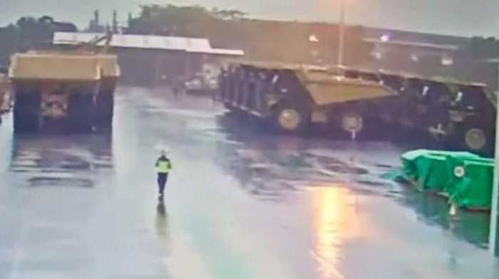 Satpam tersambar petir saat menjalani tugas di Cilincing, Jakarta Utara. Kejadian ini terekam di video dan beredar luas di sosial media.