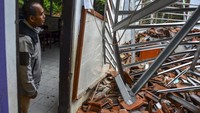 Satu ruang kelas di sekolah tersebut atapnya ambruk akibat diguyur hujan deras.