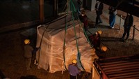 Patungnya bernama Pillar of Shame setinggi 8 meter dengan berat 2 ton yang merupakan karya pematung asal Denmark, Jens Galschiot.  Foto: Getty Images/Anthony Kwan