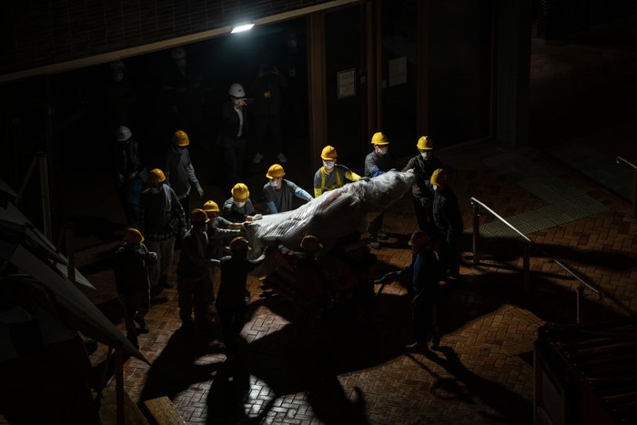 Sembunyi dan Diam-diam! Monumen Tiananmen Disingkirkan HONG KONG, CHINA - DECEMBER 23: Workers remove part of the