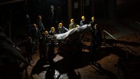 Para pekerja di Universitas Hong Kong menyingkirkan patung Tiananmen tengah malam dan secara sembunyi-sembunyi.  Foto: Getty Images/Anthony Kwan
