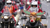 Aksi itu digelar bukan tanpa alasan. Para pemotor tersebut mengenakan kostum Sinterklas dan melakukan konvoi ke rumah sakit untuk membagikan hadiah Natal kepada para pasien anak-anak di sana. 