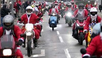 Konvoi para pengendara motor yang mengenakan kostum Sinterklas itu pun menarik perhatian warga sekitar. 