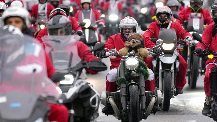 Sejumlah pemotor di Serbia mengenakan kostum Sinterklas saat konvoi ke rumah sakit untuk membagikan hadiah Natal kepada pasien anak-anak di sana. Ini potretnya.