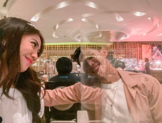 Shanju dan Jojo, sapaan akrab Jonatan Christie mulai memperlihatkan hubungan mereka di publik pada Natal 2020. Inilah foto perdana Jojo di Instagram Shanju dengan caption manis: All I want for Christmas is …”Foto: dok. Instagram/@shanju