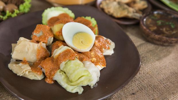 siomay. traditional indonesian food with peanut sauce. dumpling