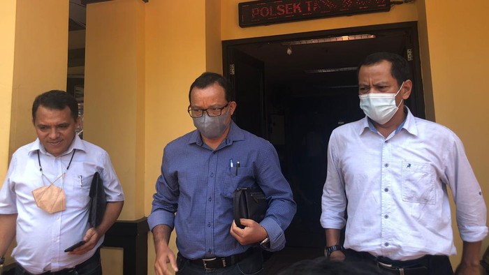 Siprianus Erdi Hardam (tengah) membesuk driver Grab tersangka penganiayaan di Polsek Tambora