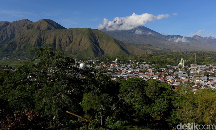 Lombok itu nggak cuma pantainya saja yang indah. Pulau Seribu Masjid ini pun menawarkan keindahan panorama gunung dan perbukitan yang tak kalah cantik dan seksi. Ini salah satunya.