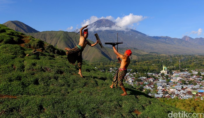 Lombok itu nggak cuma pantainya saja yang indah. Pulau Seribu Masjid ini pun menawarkan keindahan panorama gunung dan perbukitan yang tak kalah cantik dan seksi. Ini salah satunya.