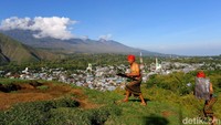 Setelah berada di atas bukit berketinggian 1.800 mdpl, traveler akan dimanjakan dengan keindahan Bukit Pergasingan dan perkebunan holtikultura milik warga yang berlansekap Gunung Rinjani.
