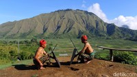 Biasanya, selain untuk menikmati keelokan alamnya, para turis yang berkunjung pun selalu memanfaatkan indahnya lukisan alam sebagai latar belakang foto mereka. Seperti ini salah satunya. Indah sekali bukan?