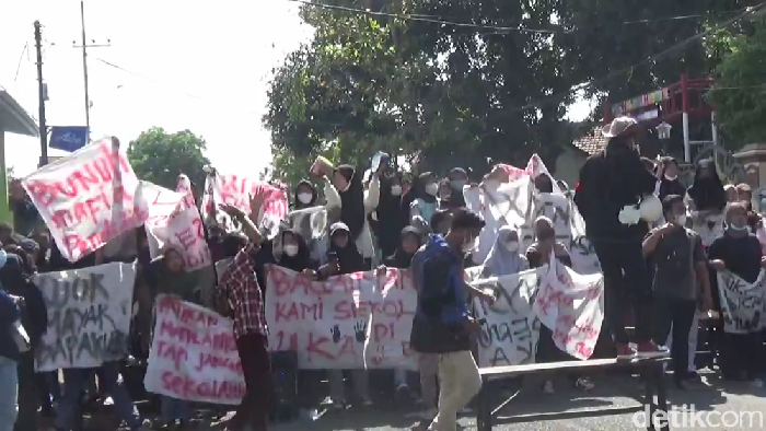 Ratusan siswa dan alumni SMK Wira Yudha Sakti Nusantara (WYSN) Lumajang demo di depan sekolah. Mereka menuntut penundaan eksekusi lahan sekolah.