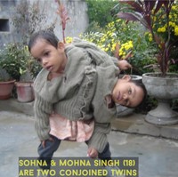 Setelah itu, keduanya dibawa oleh sebuah badan amal untuk ditempatkan di penampungan Pingalwara untuk orang-orang tidak mampu atau berkebutuhan khusus. Selagi di sana, mereka menunjukkan ketertarikan pada alat-alat elektronik. Sejak kecil, mereka suka membetulkan alat-alat yang rusak. Kemampuan itu pun ternyata membawa mereka pada pekerjaannya sekarang.Foto: Dok. YouTube Tangy Tales