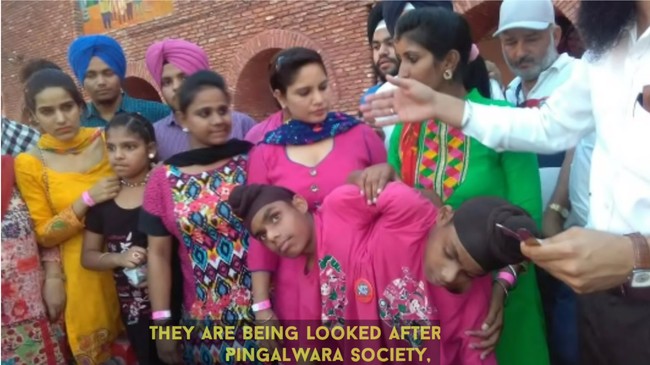 Meski sempat dibuang oleh orang tua sendiri, mereka mengaku kini sering mengunjungi mereka. Saudara kami datang untuk membawa kami. Kadang orang tua datang ke sini, kata mereka. Foto: Dok. YouTube Tangy Tales