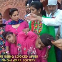 Meski sempat dibuang oleh orang tua sendiri, mereka mengaku kini sering mengunjungi mereka. Saudara kami datang untuk membawa kami. Kadang orang tua datang ke sini, kata mereka. Foto: Dok. YouTube Tangy Tales