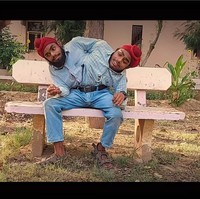 Meski badannya menyatu, sepasang kembar siam ini akan dibayar dua kali. Untuk transportasi, biaya mereka akan ditanggung oleh palang merah distrik setempat. Sohna dan Mohna pun mengaku bersyukur dan berjanji akan bekerja keras. Mereka dilaporkan akan mendapatkan gaji masing-masing 10.000 rupee atau Rp 1,8 jutaan per bulan. Ini adalah pekerjaan impian. Kami sangat berterima kasih kepada pemerintah Punjab yang telah menyadari talenta kami, kata Sohna.Foto: Dok. YouTube Tangy Tales