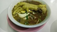 Warung Soto Ayam Babon yang berlokasi di Jalan Mampang Prapatan, Jakarta Selatan juga menawarkan soto ceker enak. Harga per porsinya Rp 16.000. Dijamin puas makan di sini, karena ceker yang disajikan sangatlah lembut. Kuahnya juga kental dan gurih dari koya sangat terasa. Foto: Google Review/Suliyanti Tjang
