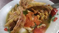 Soto ceker enak lainnya bisa kamu temui di warung makan Soto Ayam Surabaya Pak De. Berlokasi di Jalan Manyar, Ciputat Timur, Tangerang Selatan. Soto ceker Surabaya ini memiliki kuah gurih mlekoh yang koyanya melimpah. Harganya mulai dari Rp 15.000-an saja. Foto: Google Review/Abdul Azis