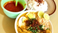 Soto Ayam Ceker Lamongan Mas Indra juga bisa kamu cicipi saat berada di kawasan Ciputat, Tangerang Selatan. Di sini seporsi nasi dengan soto ayam ceker sangat terjangkau harganya. Mulai dari Rp 10.000 saja lho! Foto: Google Review/Jagat Satria