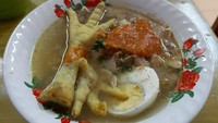 Soto ceker enak juga bisa kamu temui di Bekasi. Tepatnya di rumah makan Soto Ayam Ceker Pak H. Rofi. Soto khas Madura ini disajikan dengan serundeng kelapa yang super gurih. Potongan cekernya juga besar dan empuk. Foto: Google Review/Dwi Wahyu Raharjo