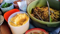 Soto ceker khas Surabaya lainnya yang terkenal enak di Bekasi adalah Soto Ayam Ceker Cak Imam Gondrong. Lokasinya ada di Jalan Antilope, Jatibening Baru, Bekasi. Harga per porsi soto ceker Rp 15.000 sudah komplet dengan nasi putih. Ada aneka sate juga yang bisa jadi teman makan soto ceker. Foto: Google Review/Bambang Priyo Cahyono