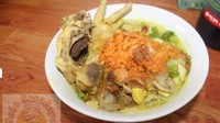 Soto Ayam Khas Surabaya Mbah Kung juga menyediakan menu soto ayam ceker yang nikmat. Harganya Rp 15.000 dan porsinya cukup memuaskan. Ceker yang digunakan berukuran besar dan empuk. Koyanya melimpah membuat kuah jadi kental dan terasa gurih. Foto: dok. Soto Ayam Mbah Kung