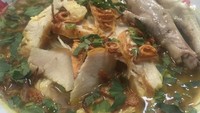 Di kawasan Gandaria, Jakarta Selatan juga bisa kamu temui tempat makan soto ceker enak. Namanya Soto Ceker Pak Ali Gandaria. Walau hanya berupa warung tenda sederhana, namun rasanya lezat. Ceker ayamnya super lembut dan irisan ayam kampungnya besar-besar. Harga mulai dari Rp 15.000. Foto: Dok. Soto Ceer Pak Ali