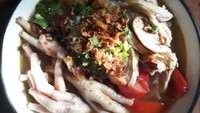 Kalau ingin makan siang soto ceker yang enak, bisa mengunjungi warung bernama Soto Ceker Bang Ar di Jalan Asem II, Cipete. Cukup membayar Rp 12.000, sudah puas makan soto ceker yang gurih hangat di sini. Foto: dok. Soto Ceker Bang Ar