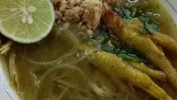 Rumah makan bernama Soto Ayam Ceker Suroboyo berlokasi di kawasan Ragunan, Jakarta Selatan. Di sini menyajikan soto ceker khas Surabaya yang berkuah kuning dan koyannya melimpah. Harga per porsinya mulai dari Rp 12.000 saja lho! Foto: Google Review/Helen Kawulusan
